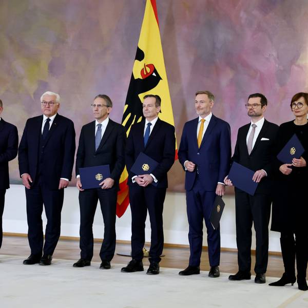 Betretene Gesichter im Schloss Bellevue: Bundespräsident Frank-Walter Steinmeier (2.v.l.) überreichte den bisherigen FDP-Ministern Christian Lindner (3.v.r.), Marco Buschmann (2.v.r.) und Bettina Stark-Watzinger (r.) ihre Entlassungsurkunden. Volker Wissing (M.) verlässt die Partei und bleibt im Amt, Jörg Kukies (3.v.l.) ist neu im Kabinett von Kanzler Olaf Scholz (l.).