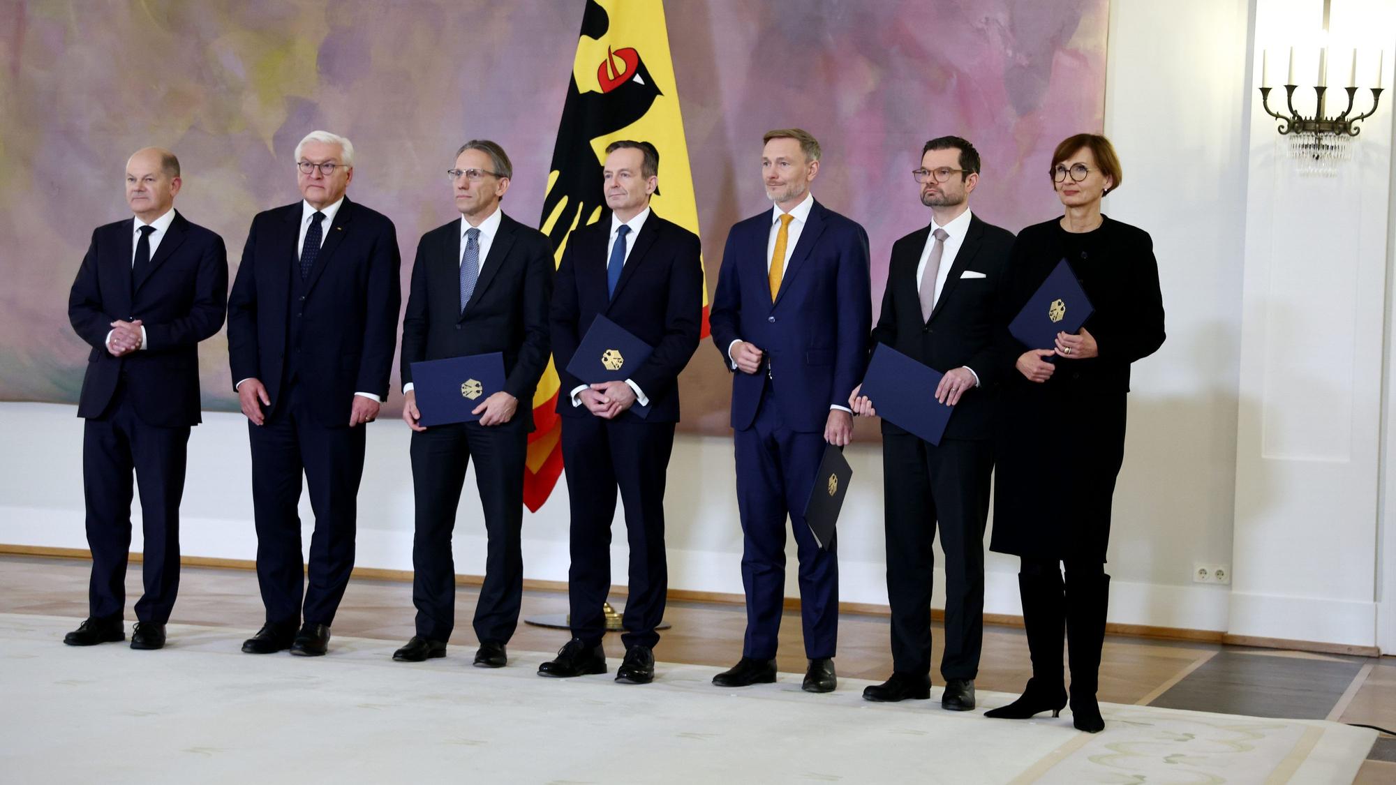 Betretene Gesichter im Schloss Bellevue: Bundespräsident Frank-Walter Steinmeier (2.v.l.) überreichte den bisherigen FDP-Ministern Christian Lindner (3.v.r.), Marco Buschmann (2.v.r.) und Bettina Stark-Watzinger (r.) ihre Entlassungsurkunden. Volker Wissing (M.) verlässt die Partei und bleibt im Amt, Jörg Kukies (3.v.l.) ist neu im Kabinett von Kanzler Olaf Scholz (l.).