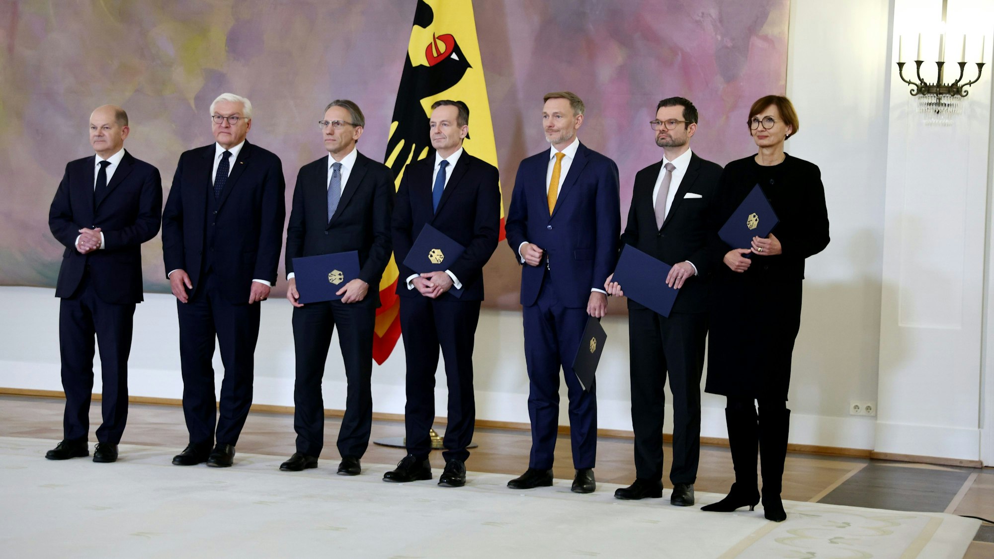 Betretene Gesichter im Schloss Bellevue: Bundespräsident Frank-Walter Steinmeier (2.v.l.) überreichte den bisherigen FDP-Ministern Christian Lindner (3.v.r.), Marco Buschmann (2.v.r.) und Bettina Stark-Watzinger (r.) ihre Entlassungsurkunden. Volker Wissing (M.) verlässt die Partei und bleibt im Amt, Jörg Kukies (3.v.l.) ist neu im Kabinett von Kanzler Olaf Scholz (l.).