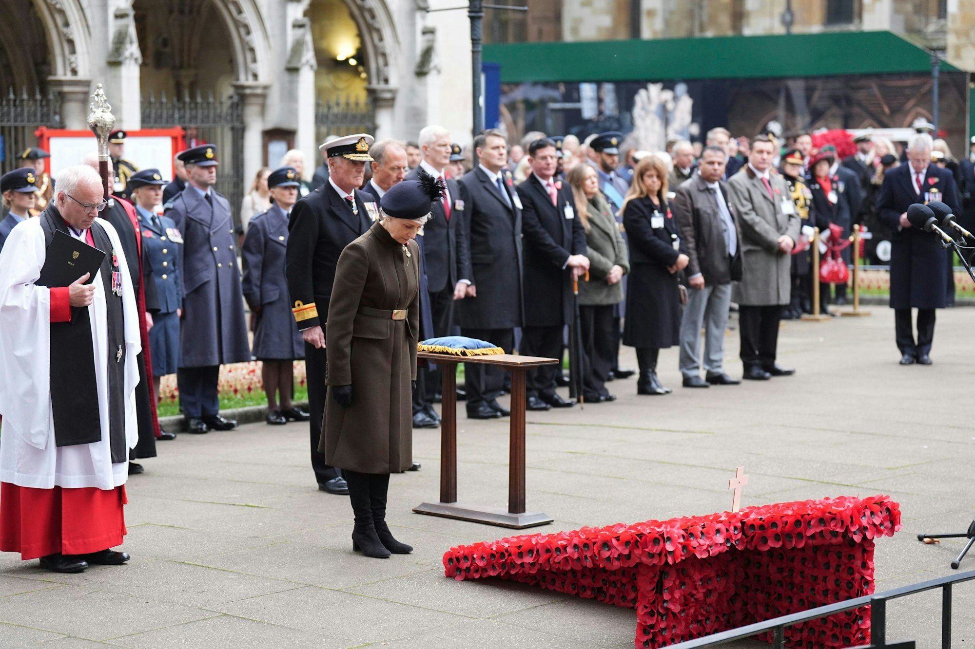 Herzogin Birgitte legt vor dem Waffenstillstandstag ein Gedenkkreuz auf dem „Field of Remembrance“ in der Westminster Abbey in London nieder.