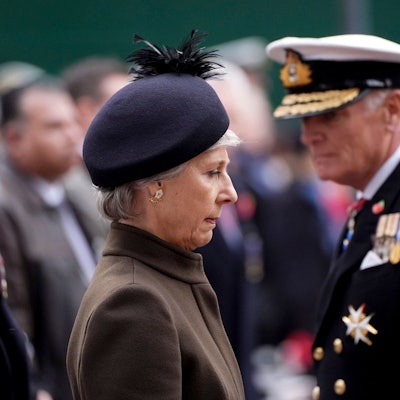 Die britische Herzogin Birgitte von Gloucester bei einer Schweigeminute während des Besuchs auf dem „Field of Remembrance“ in der Westminster Abbey.