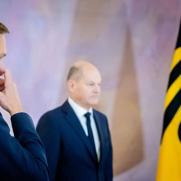 Christian Lindner (/FDP), ehemaliger Bundesminister der Finanzen, steht im Schloss Bellevue neben Bundeskanzler Olaf Scholz (SPD).