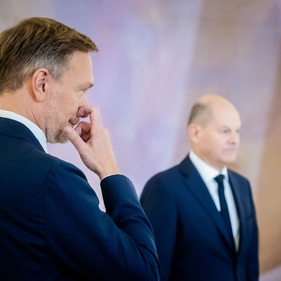 Christian Lindner (/FDP), ehemaliger Bundesminister der Finanzen, steht im Schloss Bellevue neben Bundeskanzler Olaf Scholz (SPD).