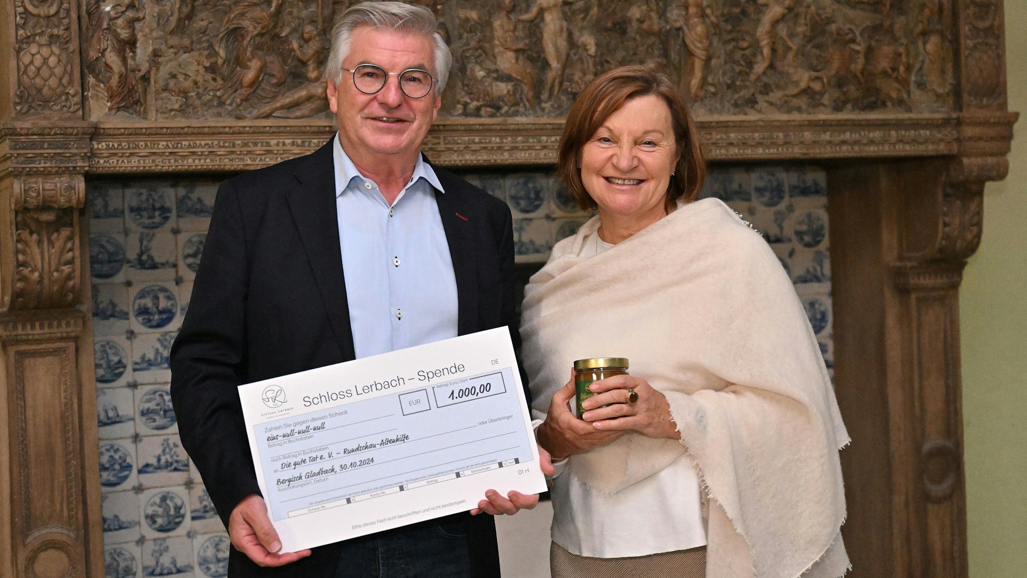 1000 Euro für die Rundschau-Altenhilfe: Dr. Heribert Landskron-Reissdorf übergibt den symbolischen Spendenscheck im Schlosshotel Lerbach an Geschäftsstellenleiterin Pia Kind.