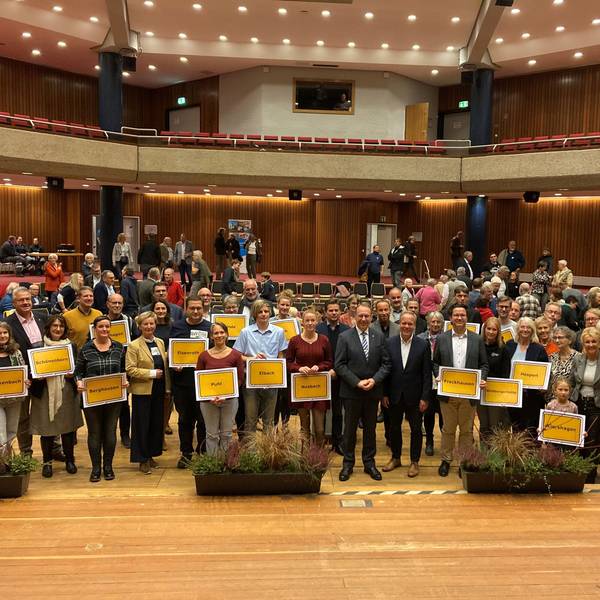 Gruppenfoto bei der Siegerehrung des Dorfwettbewerbs, zu sehen sind die Vertreter der 21 Dörfer mit den Vertretern des Kreises und der Jury im Lindlarer Kulturzentrum.