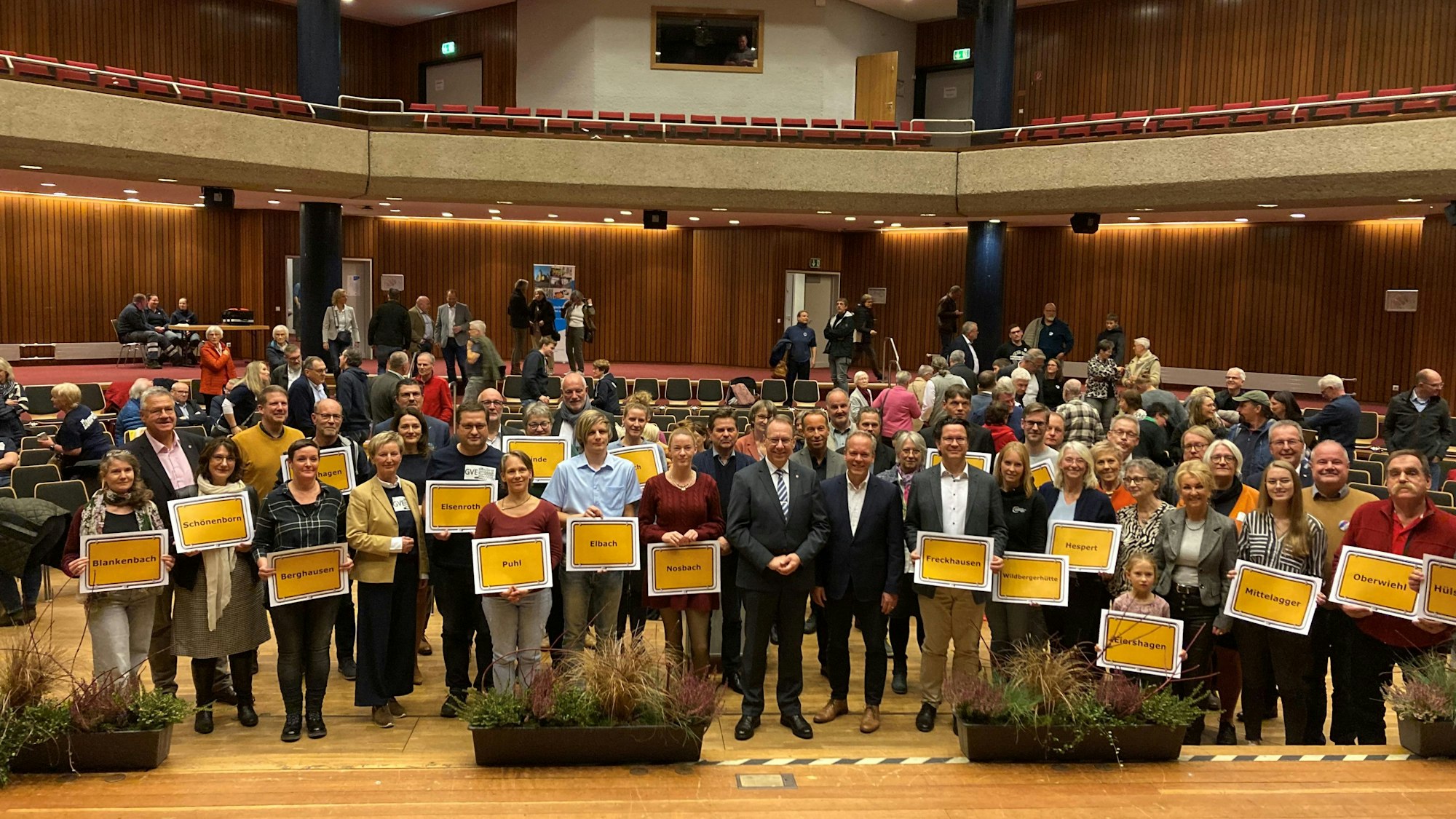 Gruppenfoto bei der Siegerehrung des Dorfwettbewerbs, zu sehen sind die Vertreter der 21 Dörfer mit den Vertretern des Kreises und der Jury im Lindlarer Kulturzentrum.