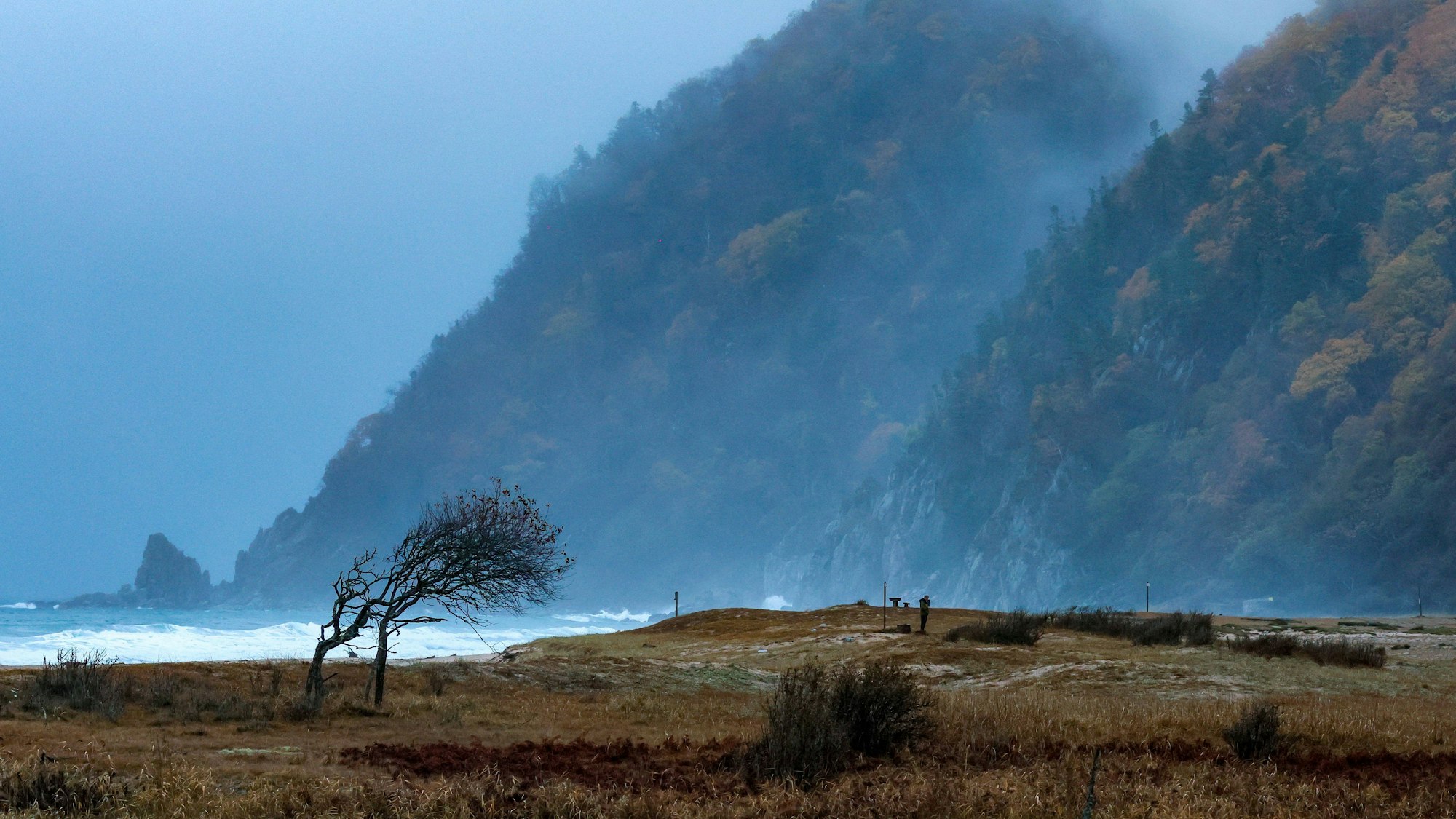 Raues Wetter herrscht an der japanischen Küste.