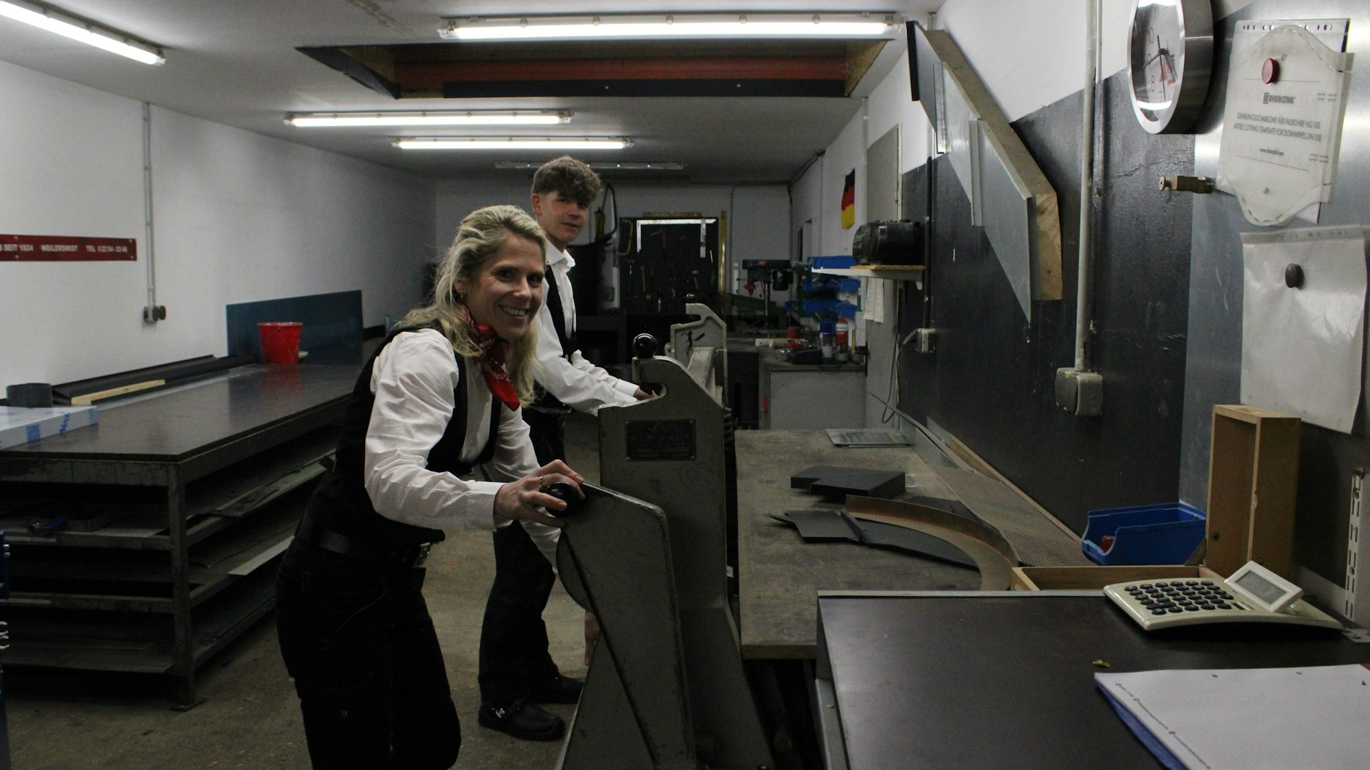 Anna-Sophia Sahm steht mit ihrem Auszubildenden Lucas Jonen in der Werkstatt von Sahm Bedachungen.