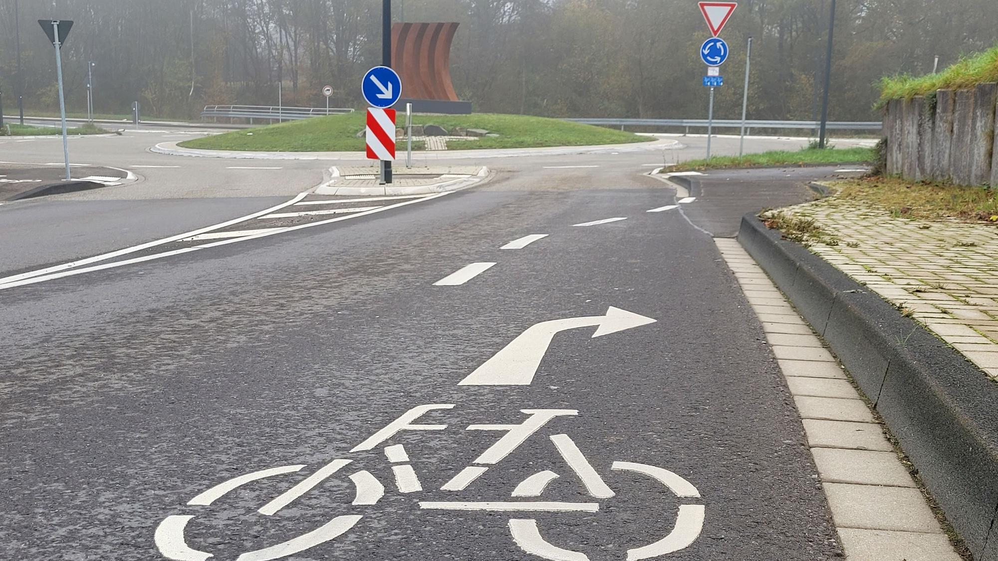 Das Gewerbegebiet Boxberg in Waldbröl-Hermesdorf soll auch nun auch mit dem Fahrrad sicher erreichbar sein. Ab dem Kreisverkehr zur Industriestraße gibt es nun einen neuen Rad- und Gehweg hinauf nach Biebelshof.