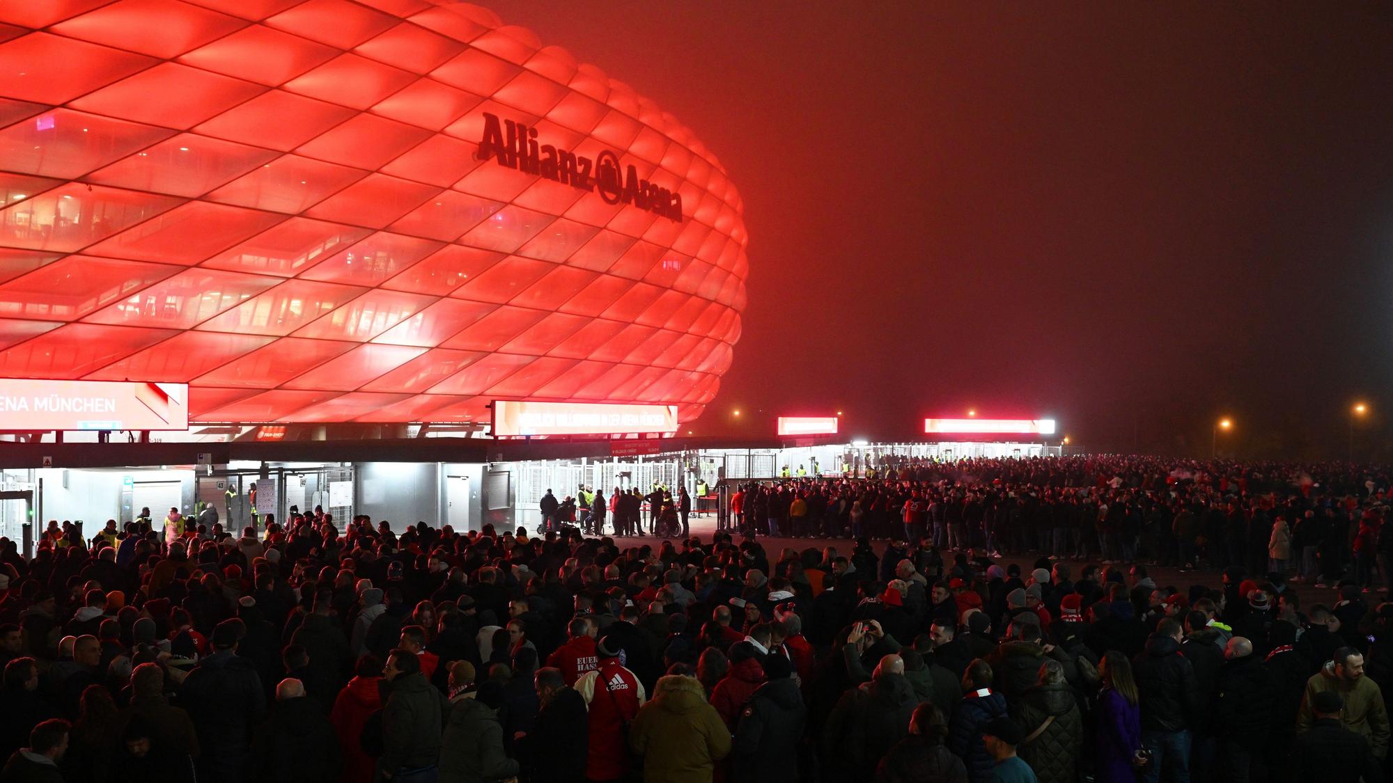Vor der Allianz Arena in München versammeln sich die Fans.