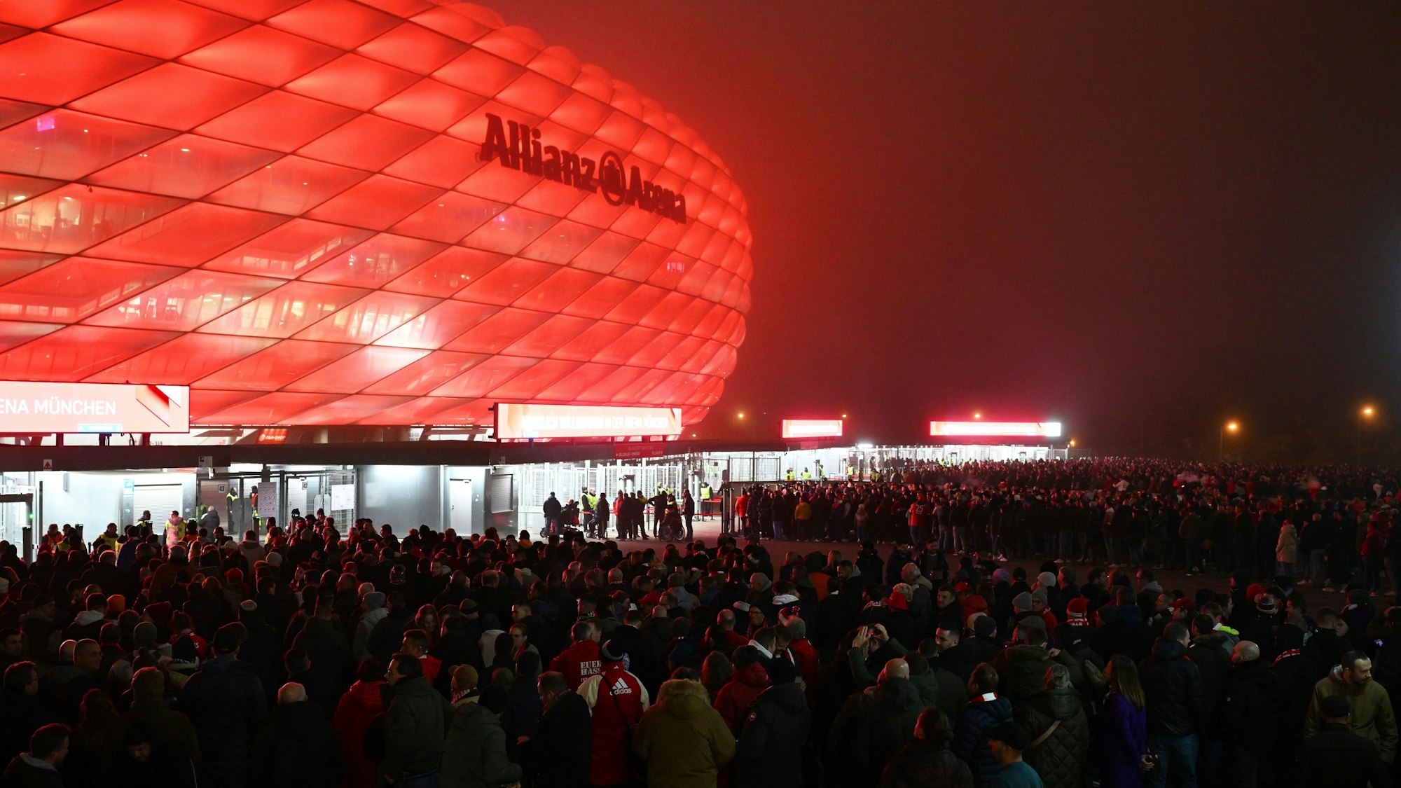 Vor der Allianz Arena in München versammeln sich die Fans.