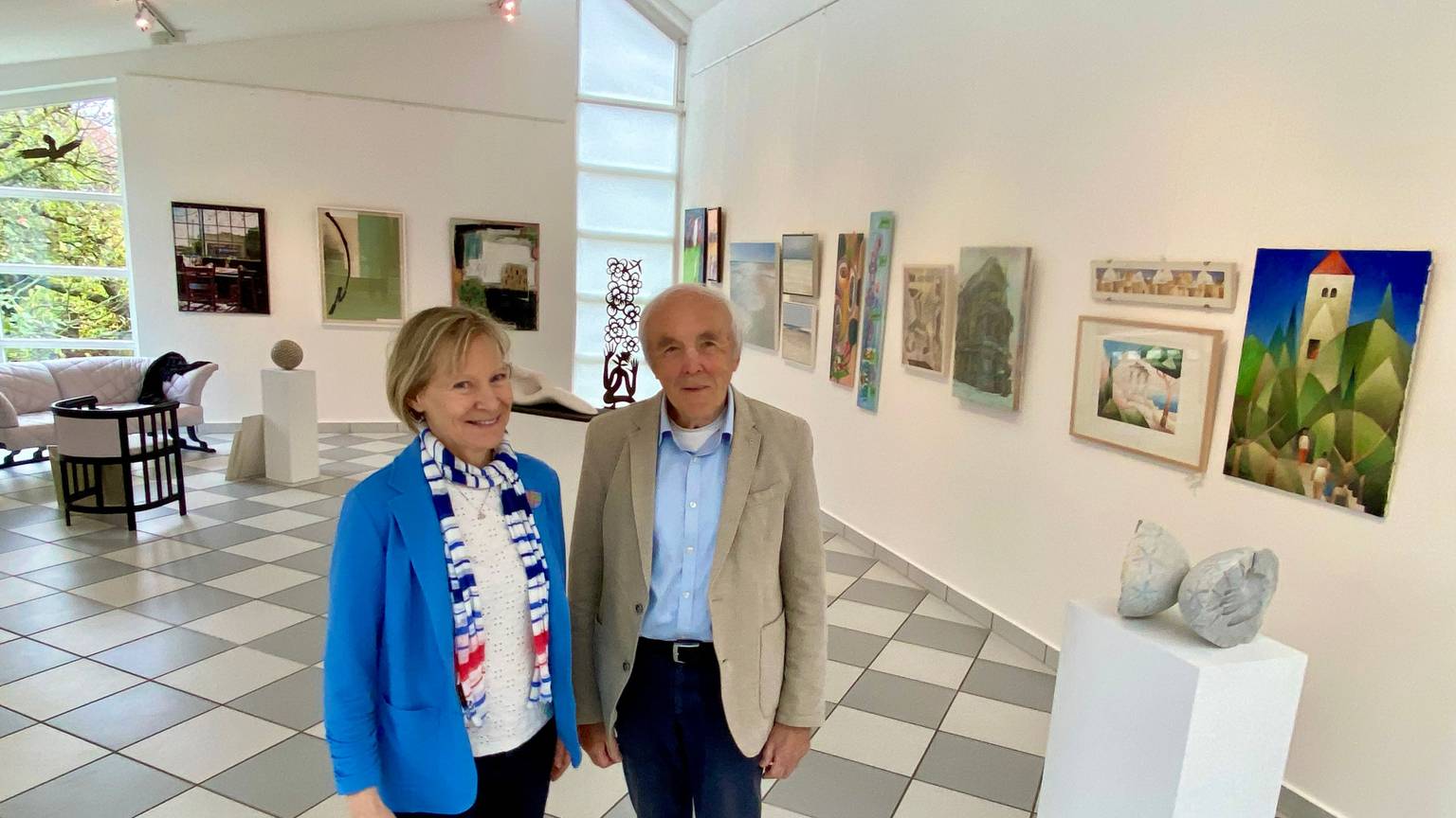 Die Zehnders stehen in ihrem Galerieraum, in dem Bilder und Skulpturen zu sehen sind.