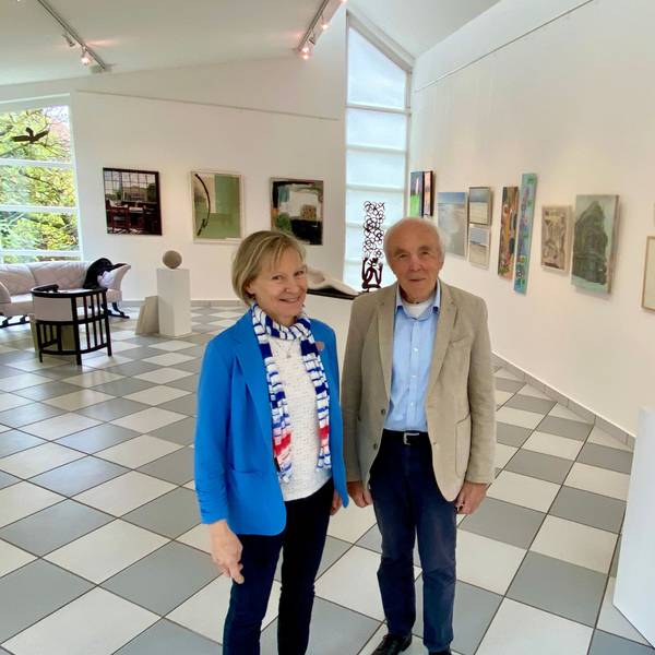 Die Zehnders stehen in ihrem Galerieraum, in dem Bilder und Skulpturen zu sehen sind.