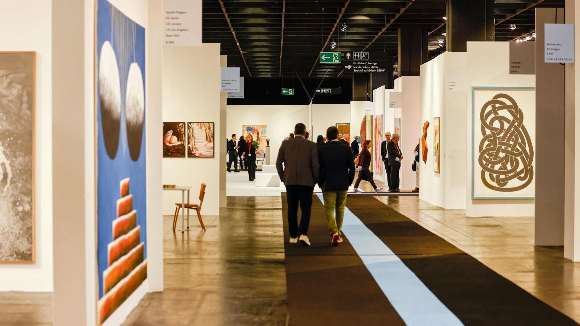 Köln: Besucher gehen bei der Eröffnung der Kunstmesse der Art Cologne durch die Hallen.