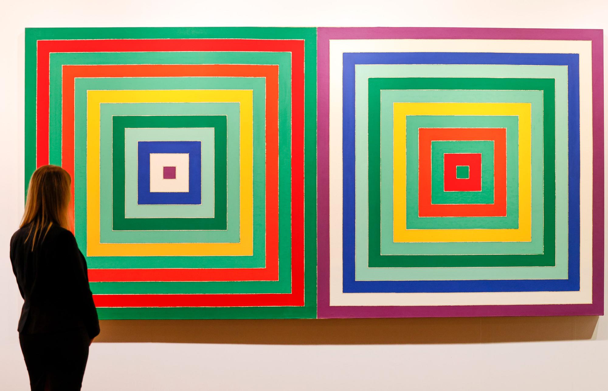 Eine Besucherin steht auf der Kunstmesse Art Cologne vor dem teuersten Gemälde der Kunstmesse von Frank Stella