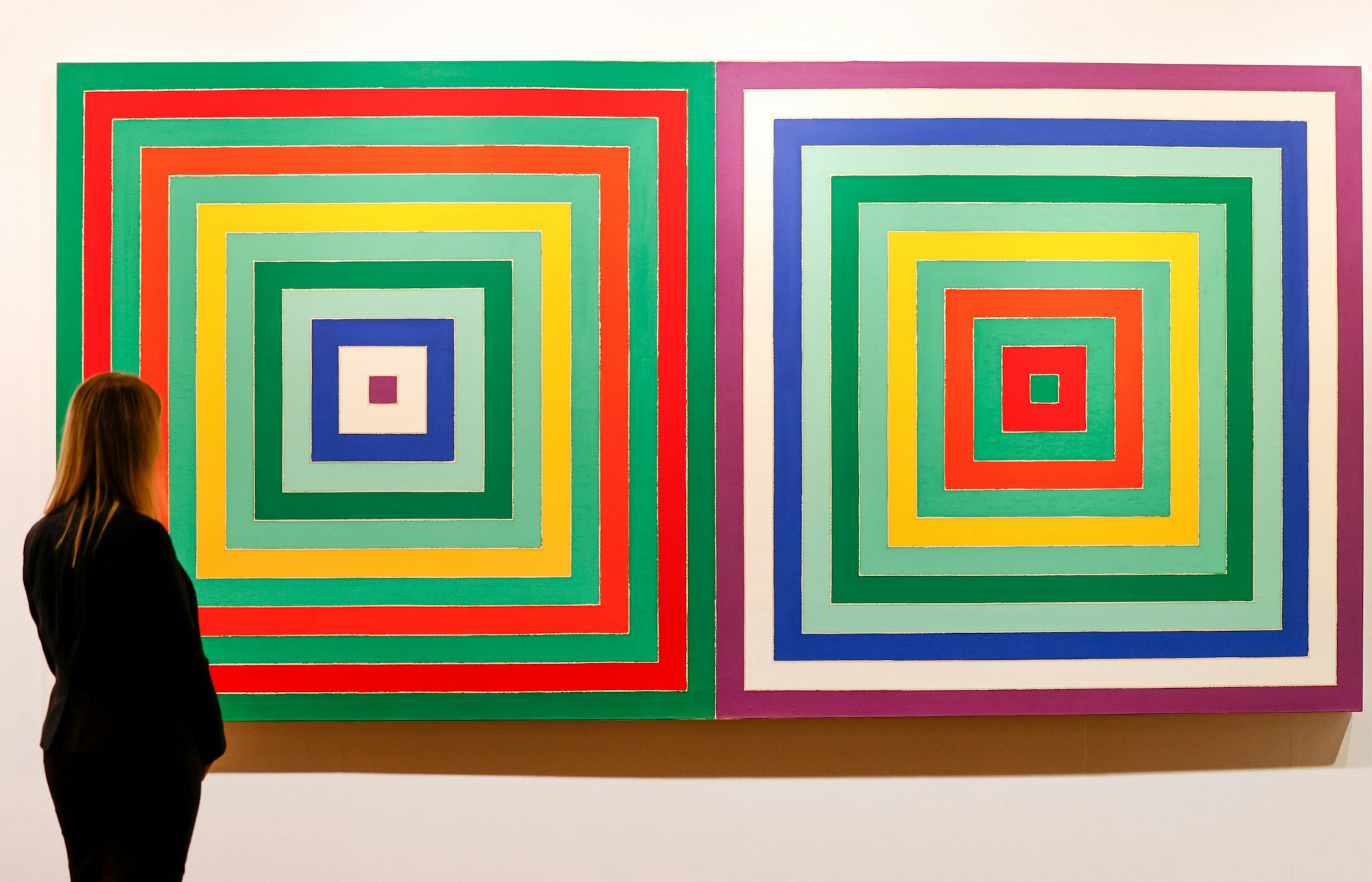 Eine Besucherin steht auf der Kunstmesse Art Cologne vor dem teuersten Gemälde der Kunstmesse von Frank Stella
