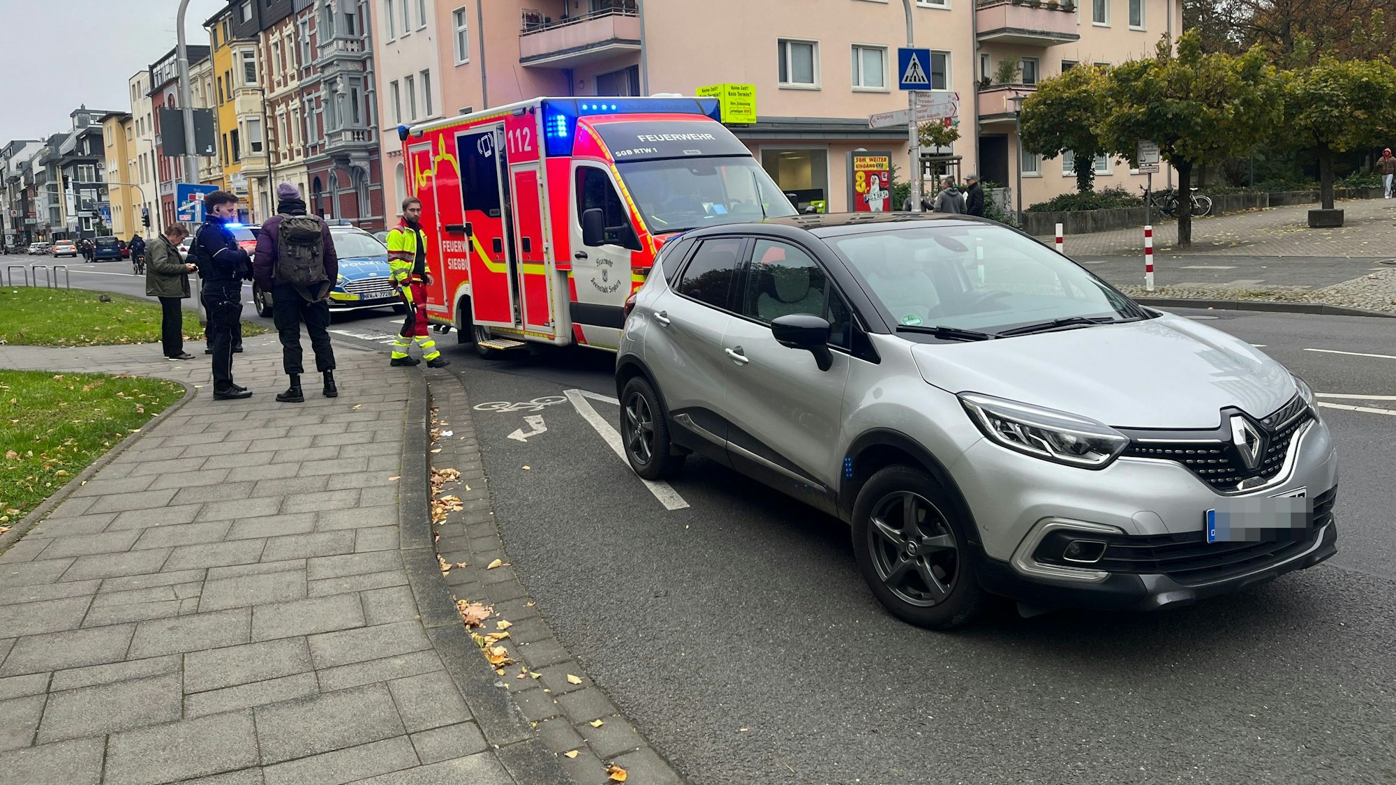 Ein Rettungswagen steht hinter einem Auto.