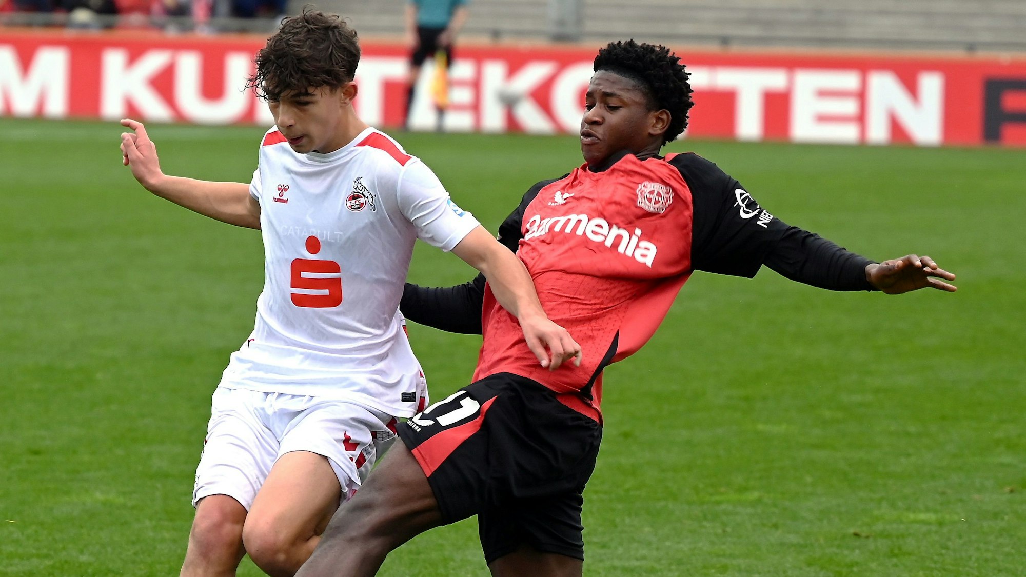 02.11.2024, Fussball-B-Junioren-Bayer 04-1.FC Köln
links: Benjamin Ley (Köln)
rechts: Jeremiah Mensah (Bayer)
Foto: Uli Herhaus