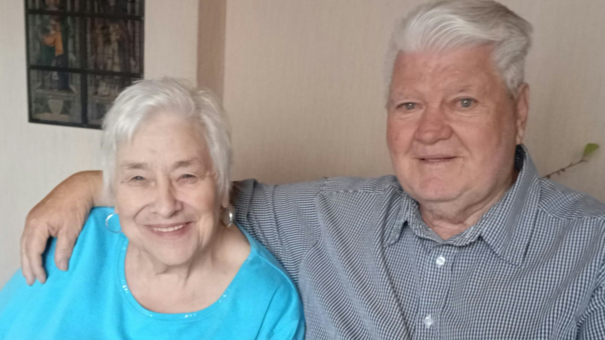 Das Foto zeigt ein älteres Ehepaar.
