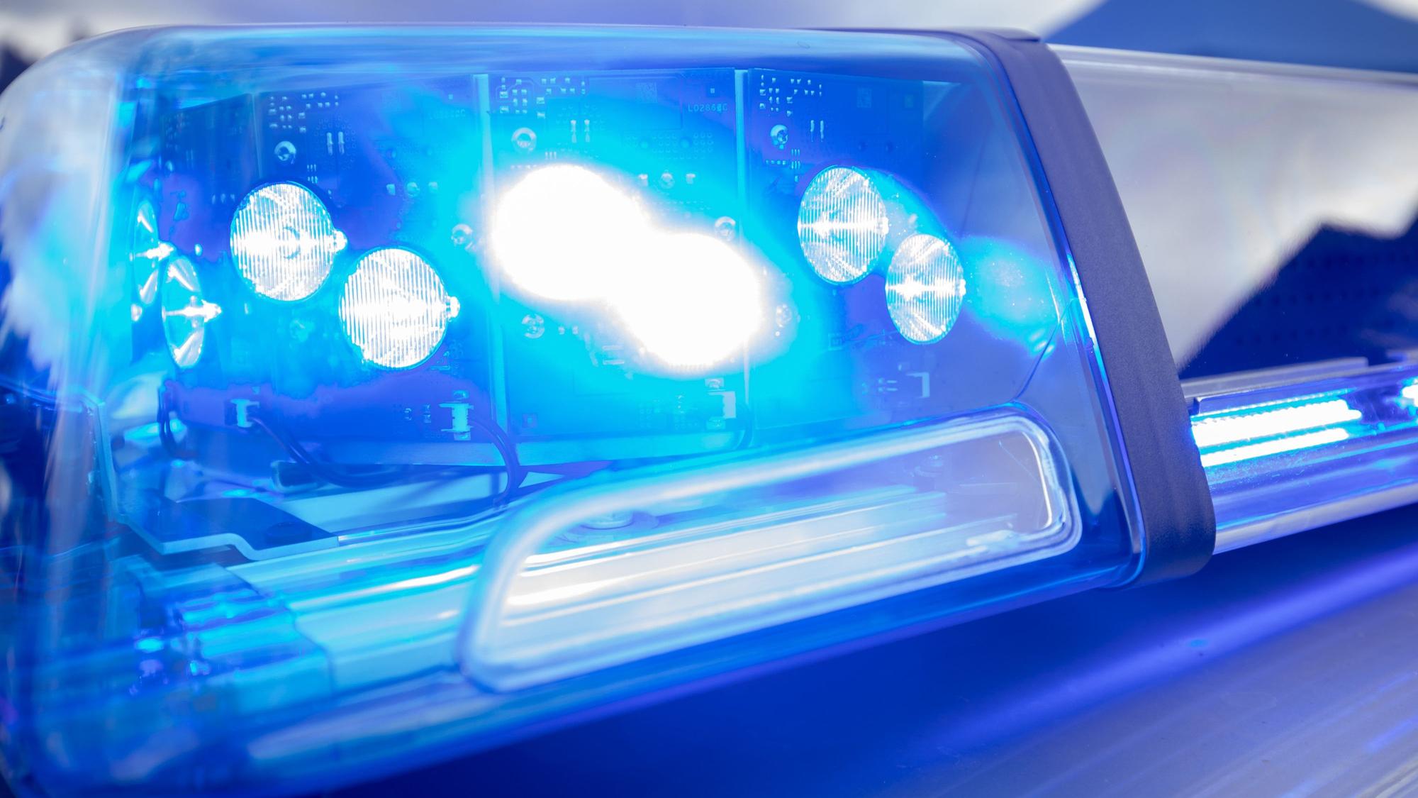 Zu sehen ist ein Blaulicht auf dem Dach eines Polizeifahrzeugs.