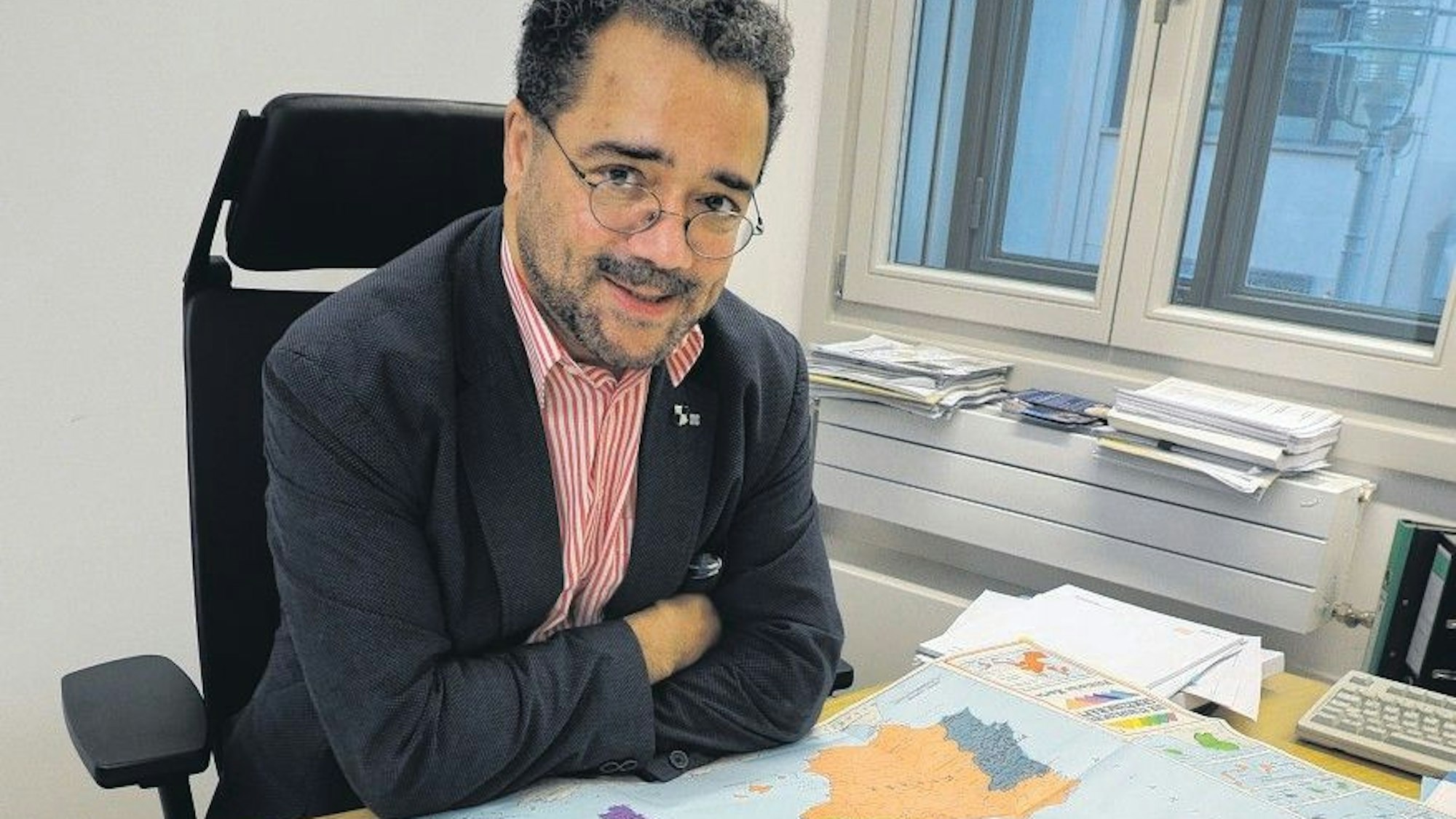 MdB Dr. Harald Weyel sitzt am Schreibtisch seines Büros in Berlin.