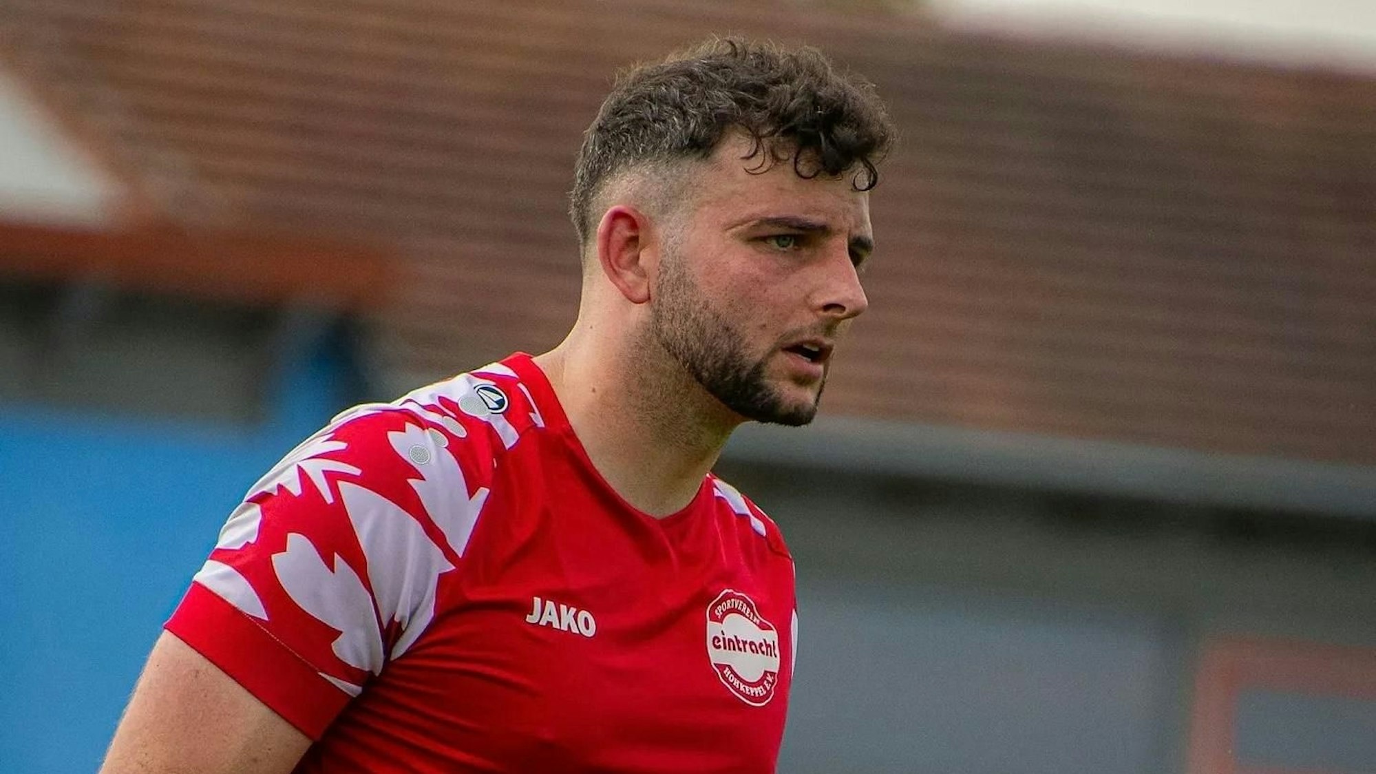 Das Foto zeigt einen jungen Mann im roten Dress, der im Tor des Regionalliga-Aufsteigers Eintracht Hohkeppel steht.