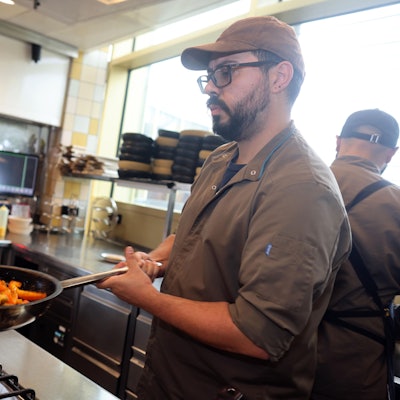 Junior-Küchenchef Emilio Mulliri kocht mit Leidenschaft die Gerichte aus dem östlichen Mittelmeerraum.