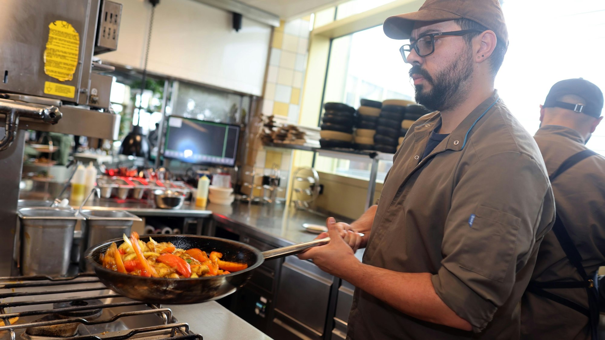 Junior-Küchenchef Emilio Mulliri kocht mit Leidenschaft die Gerichte aus dem östlichen Mittelmeerraum.