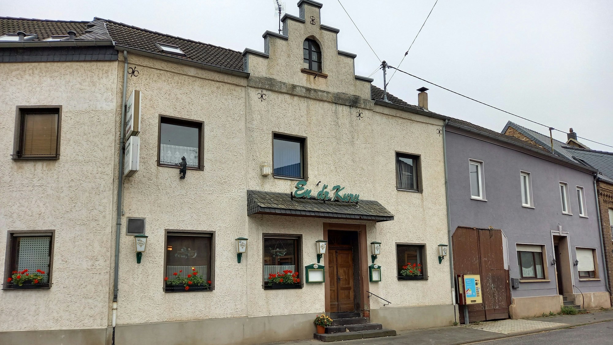 Die Gaststätte  "En d'r Kurv" steht, in der Kurve mitten in Nemmenich.