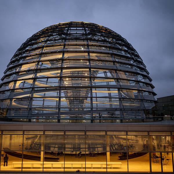 Berlin: Die Kuppel des Reichstagsgebäudes wird über der Fraktionsebene am Morgen erleuchtet. Nach dem Bruch der Ampel debattiert der Bundestag über das weitere Vorgehen.