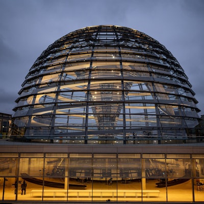 Berlin: Die Kuppel des Reichstagsgebäudes wird über der Fraktionsebene am Morgen erleuchtet. Nach dem Bruch der Ampel debattiert der Bundestag über das weitere Vorgehen.
