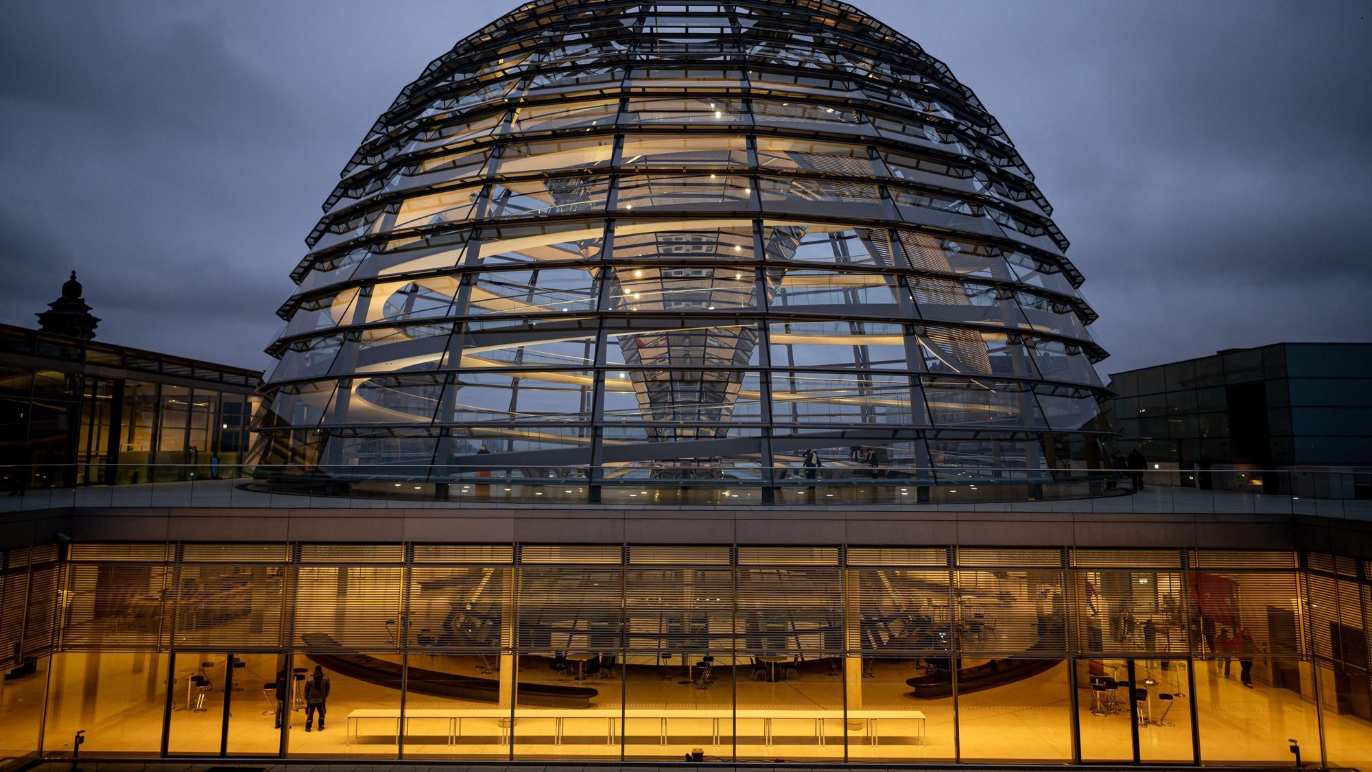 Berlin: Die Kuppel des Reichstagsgebäudes wird über der Fraktionsebene am Morgen erleuchtet. Nach dem Bruch der Ampel debattiert der Bundestag über das weitere Vorgehen.