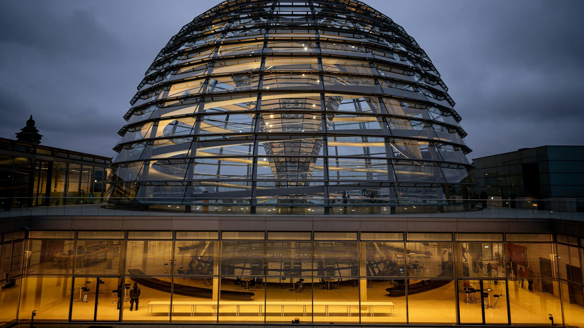 Berlin: Die Kuppel des Reichstagsgebäudes wird über der Fraktionsebene am Morgen erleuchtet. Nach dem Bruch der Ampel debattiert der Bundestag über das weitere Vorgehen.