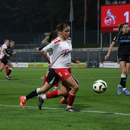01.11.2024, xgrfx, Fussball Google Pixel Frauen-Bundesliga, 1.FC Köln - Bayer 04 Leverkusen emspor, v.l. Laura Feiersinger 1.FC Köln DFL/DFB REGULATIONS PROHIBIT ANY USE OF PHOTOGRAPHS as IMAGE SEQUENCES and/or QUASI-VIDEO Köln *** 01 11 2024, xgrfx, Soccer Google Pixel Women Bundesliga, 1 FC Köln Bayer 04 Leverkusen emspor, v l Laura Feiersinger 1 FC Köln DFL DFB REGULATIONS PROHIBIT ANY USE OF PHOTOGRAPHS as IMAGE SEQUENCES and or QUASI VIDEO Köln