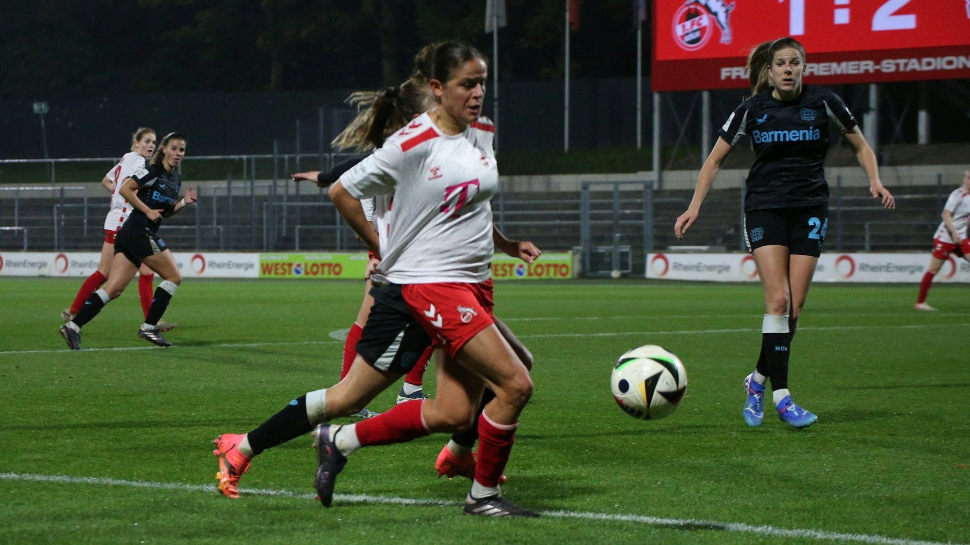 01.11.2024, xgrfx, Fussball Google Pixel Frauen-Bundesliga, 1.FC Köln - Bayer 04 Leverkusen emspor, v.l. Laura Feiersinger 1.FC Köln DFL/DFB REGULATIONS PROHIBIT ANY USE OF PHOTOGRAPHS as IMAGE SEQUENCES and/or QUASI-VIDEO Köln *** 01 11 2024, xgrfx, Soccer Google Pixel Women Bundesliga, 1 FC Köln Bayer 04 Leverkusen emspor, v l Laura Feiersinger 1 FC Köln DFL DFB REGULATIONS PROHIBIT ANY USE OF PHOTOGRAPHS as IMAGE SEQUENCES and or QUASI VIDEO Köln