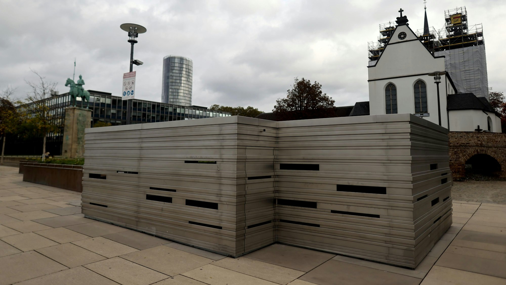 Der Stahlkubus mit seinen Sehschlitzen.