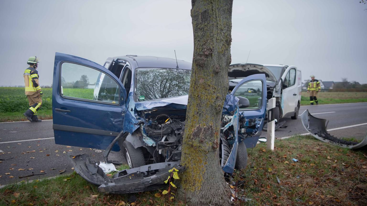 Das Bild zeigt ein schwer beschädigtes Fahrzeug, das frontal gegen einen Baum gefahren ist.