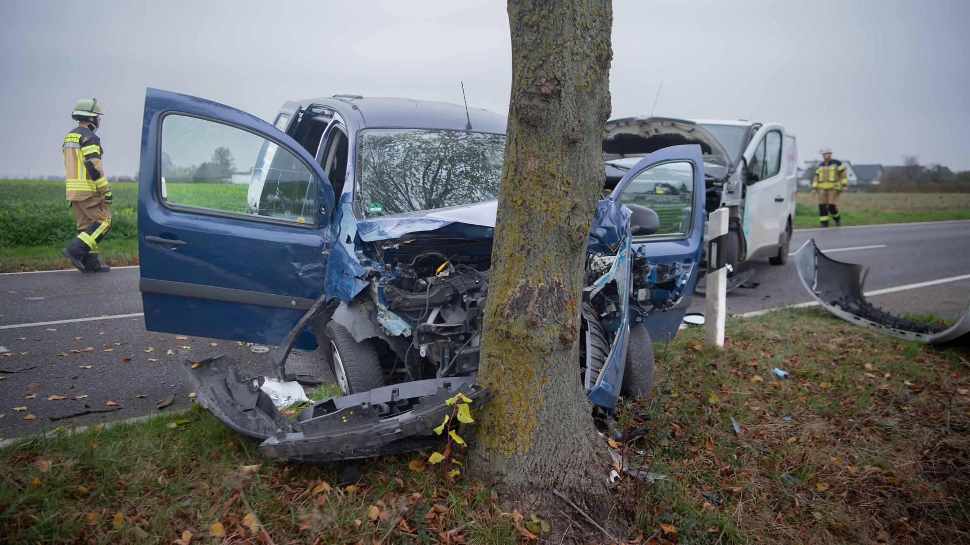 Das Bild zeigt ein schwer beschädigtes Fahrzeug, das frontal gegen einen Baum gefahren ist.