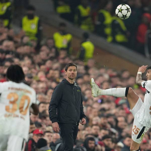 Wieder nach vorne schauen: Xabi Alonso mit Exequiel Palacios (r.) und Jeremie Frimpong (l.) beim Spiel in Liverpool.