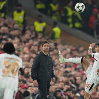 Wieder nach vorne schauen: Xabi Alonso mit Exequiel Palacios (r.) und Jeremie Frimpong (l.) beim Spiel in Liverpool.