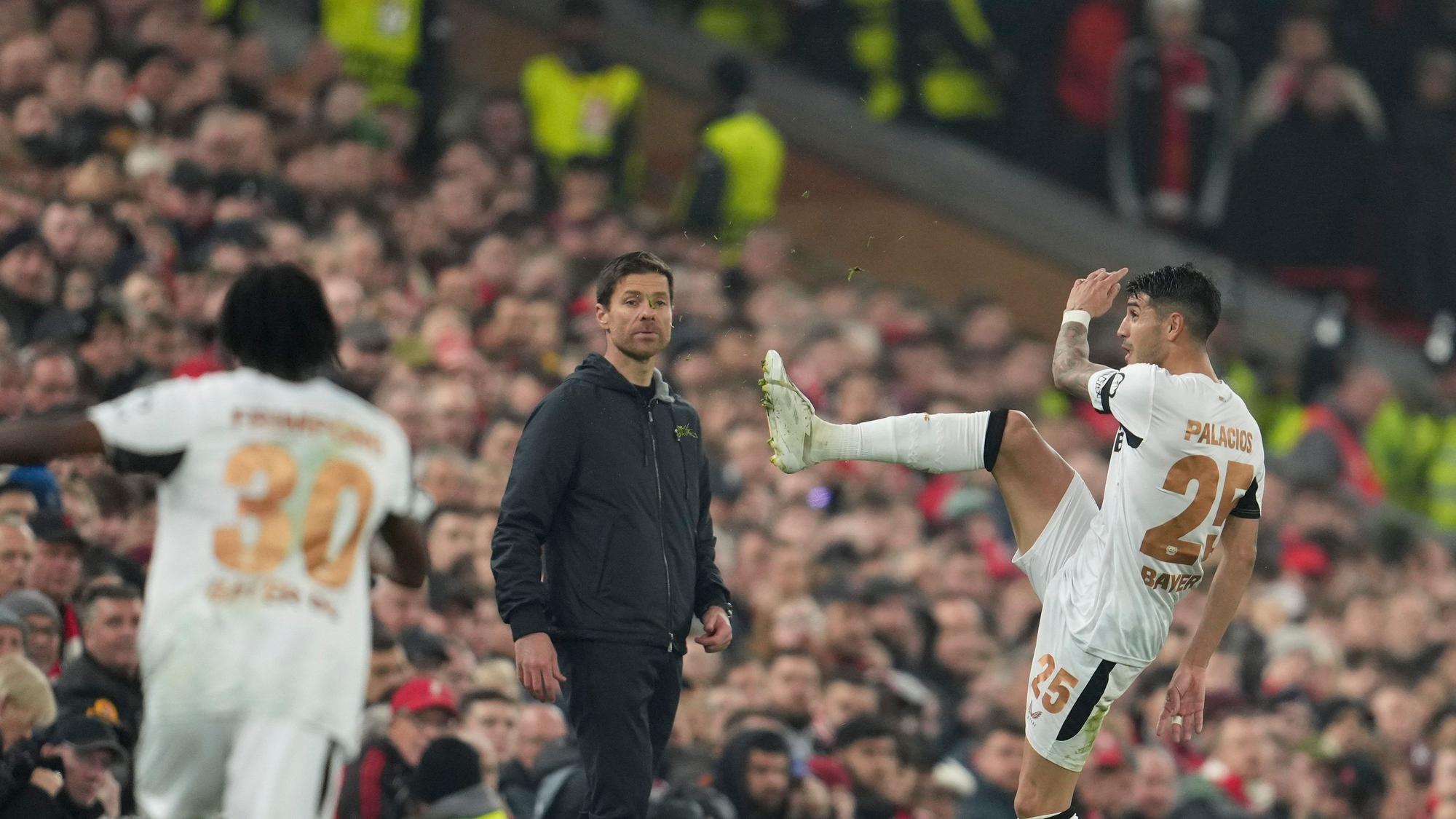 Wieder nach vorne schauen: Xabi Alonso mit Exequiel Palacios (r.) und Jeremie Frimpong (l.) beim Spiel in Liverpool.
