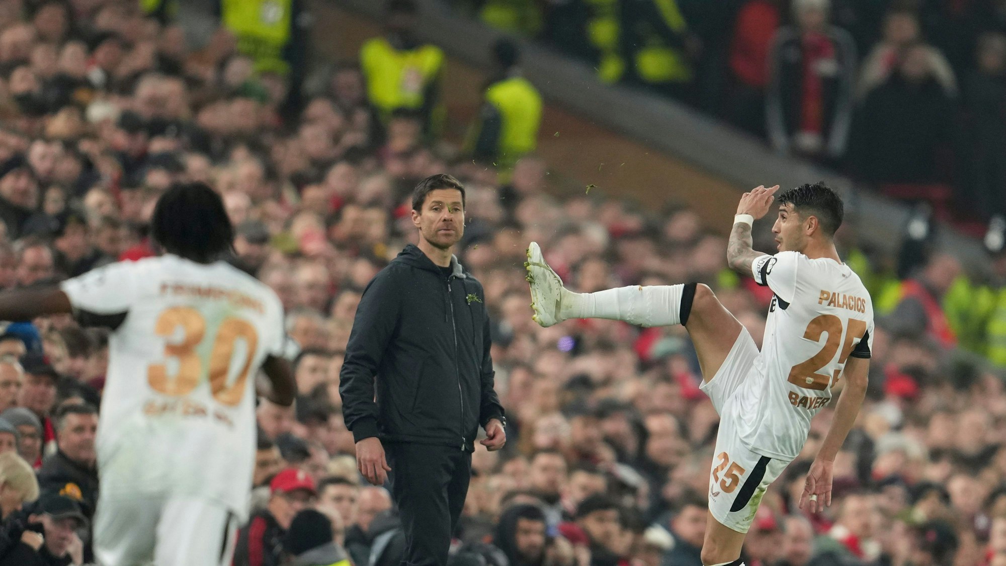Wieder nach vorne schauen: Xabi Alonso mit Exequiel Palacios (r.) und Jeremie Frimpong (l.) beim Spiel in Liverpool.