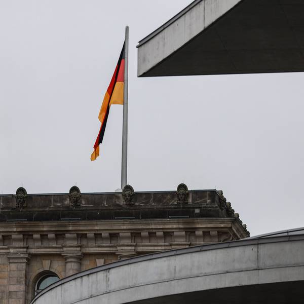 07.11.2024, Berlin: Eine Deutschlandflagge hängt an einem Fahnenmast auf dem Reichstagsgebäude. Am Mittwochabend entließ der Bundeskanzler den Finanzminister und kündige Neuwahlen für das kommende Frühjahr an.
