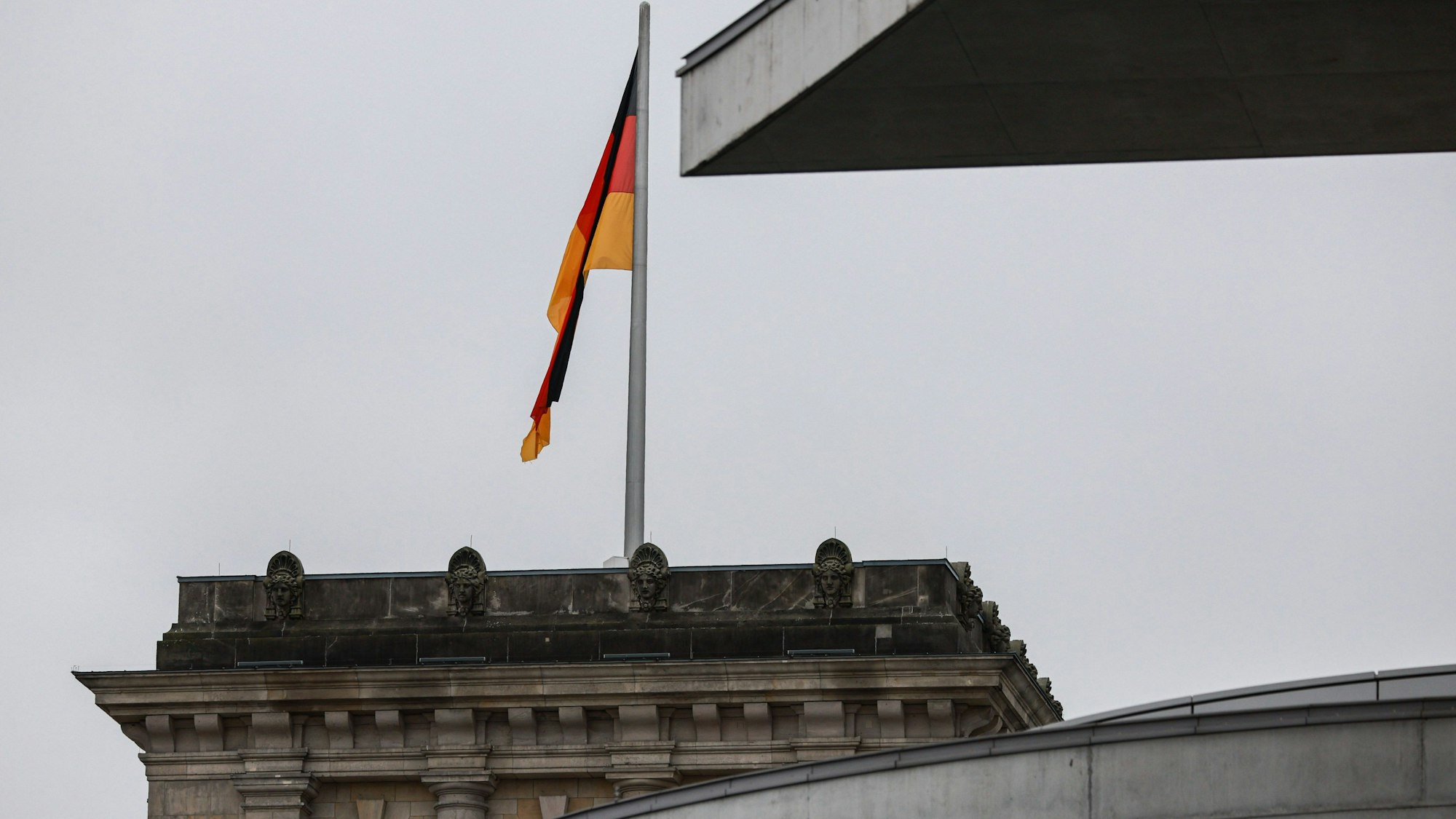 07.11.2024, Berlin: Eine Deutschlandflagge hängt an einem Fahnenmast auf dem Reichstagsgebäude. Am Mittwochabend entließ der Bundeskanzler den Finanzminister und kündige Neuwahlen für das kommende Frühjahr an.