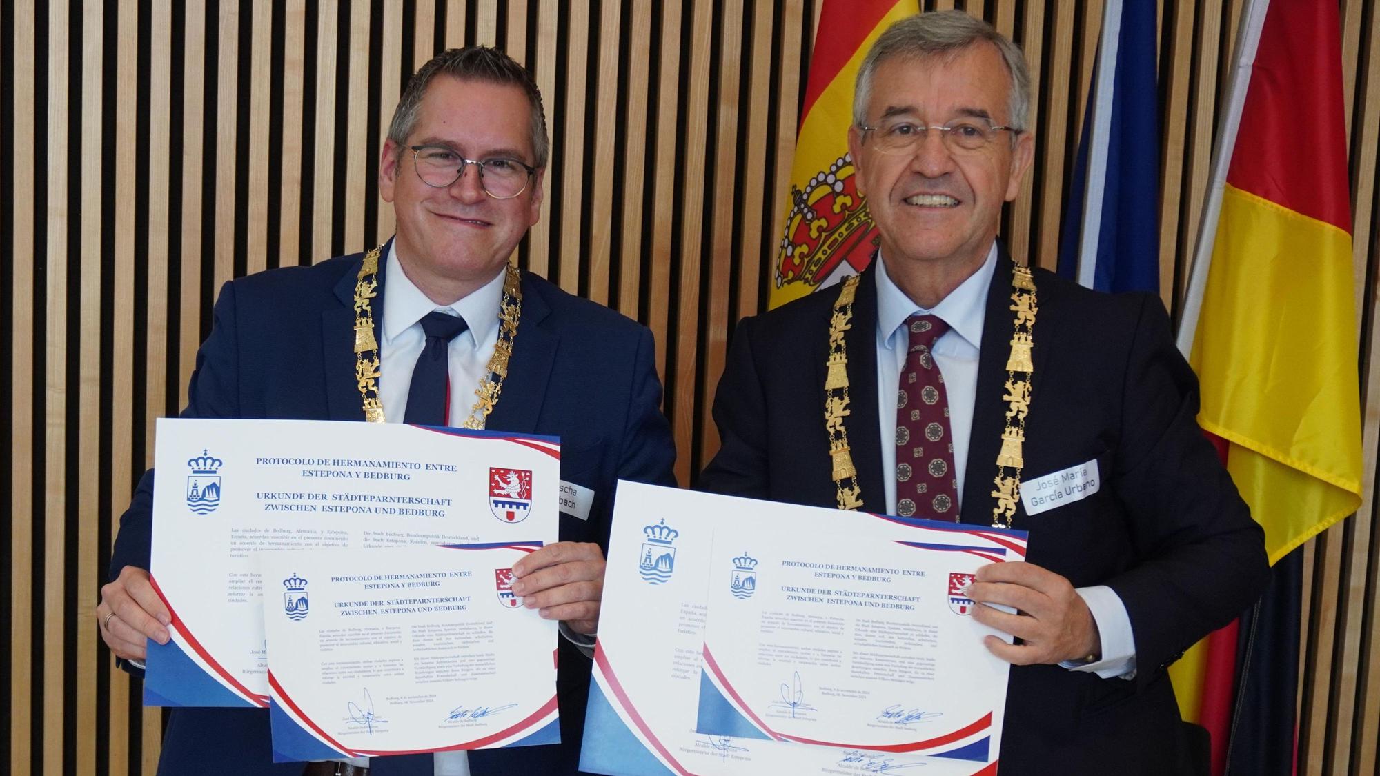 Bedburgs Bürgermeister Sascha Solbach und José Maria Garcia Urbano, Bürgermeister der neuen Partnerstadt Estepona, präsentieren stolz den gerade unterzeichneten Partnerschaftsvertrag.