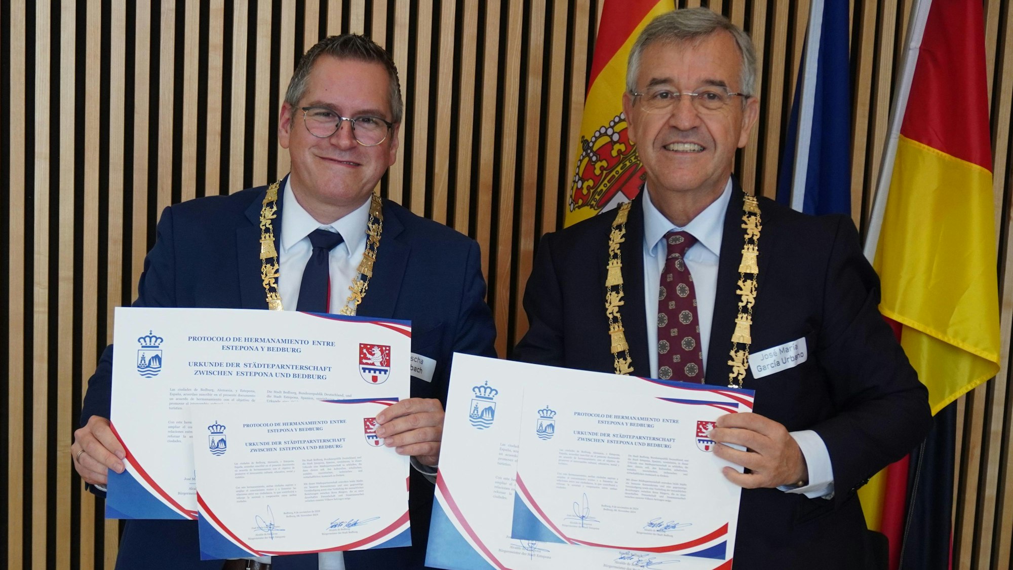 Bedburgs Bürgermeister Sascha Solbach und José Maria Garcia Urbano, Bürgermeister der neuen Partnerstadt Estepona, präsentieren stolz den gerade unterzeichneten Partnerschaftsvertrag.