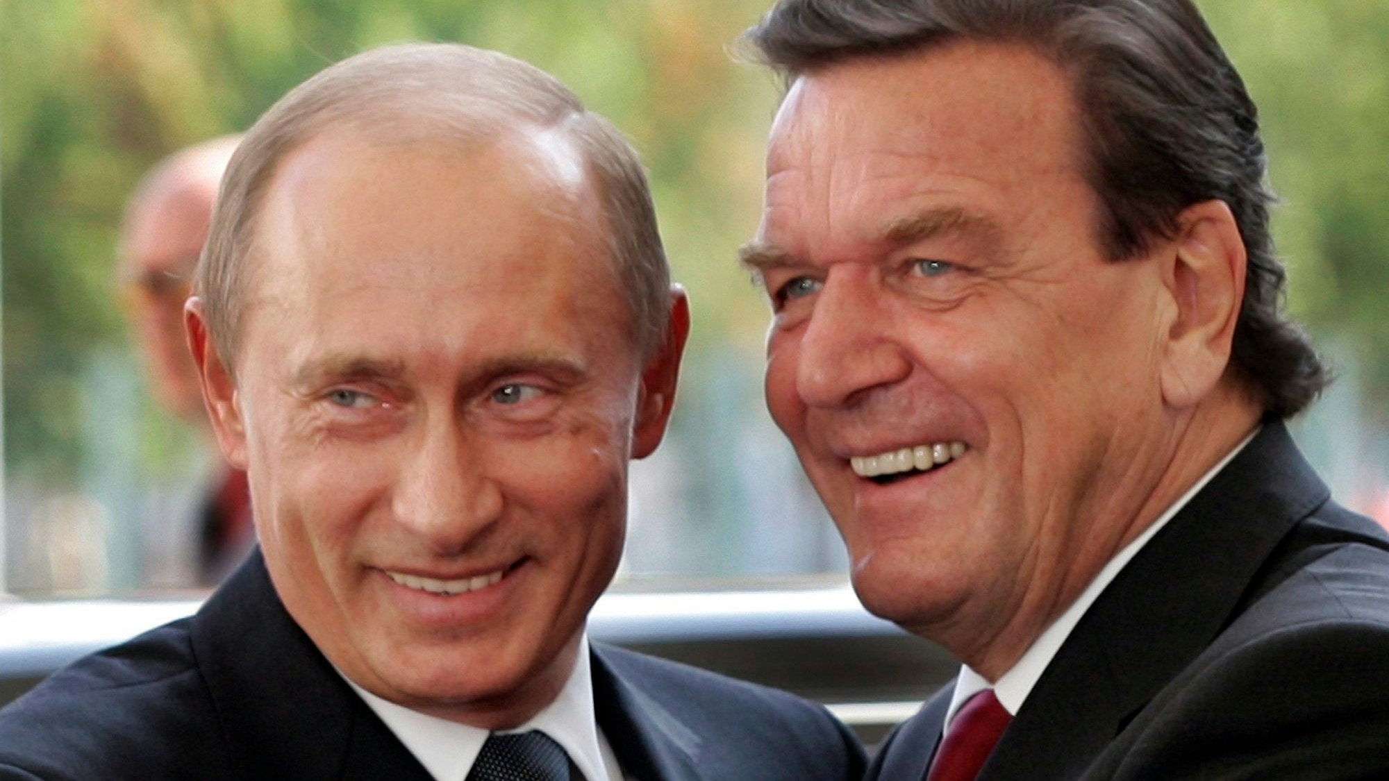 Der damalige deutsche Bundeskanzler Gerhard Schröder zusammen mit Wladimir Putin bei einem Besuch des Kremlchefs in Berlin im Jahr 2005.