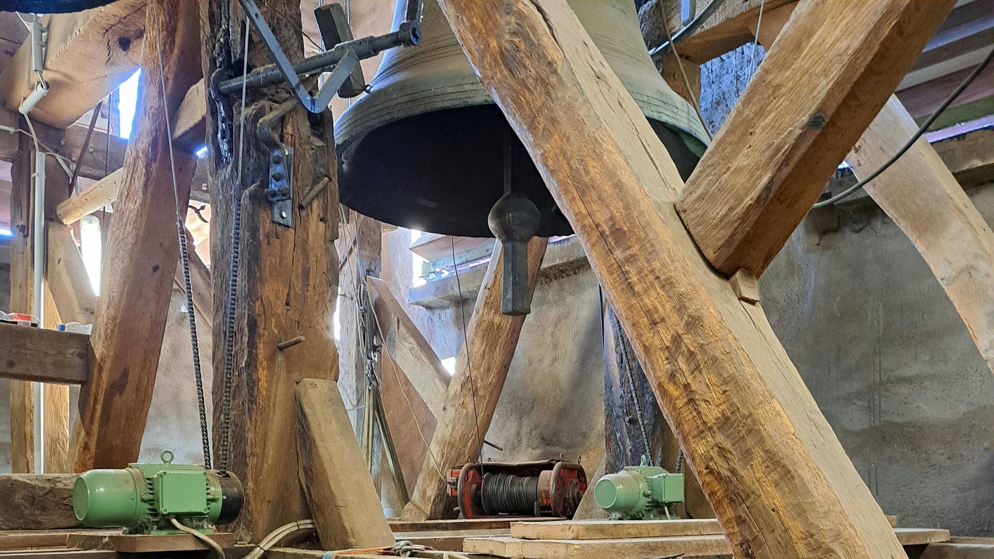 Ein hölzerner Glockenstuhl mit einer Glocke