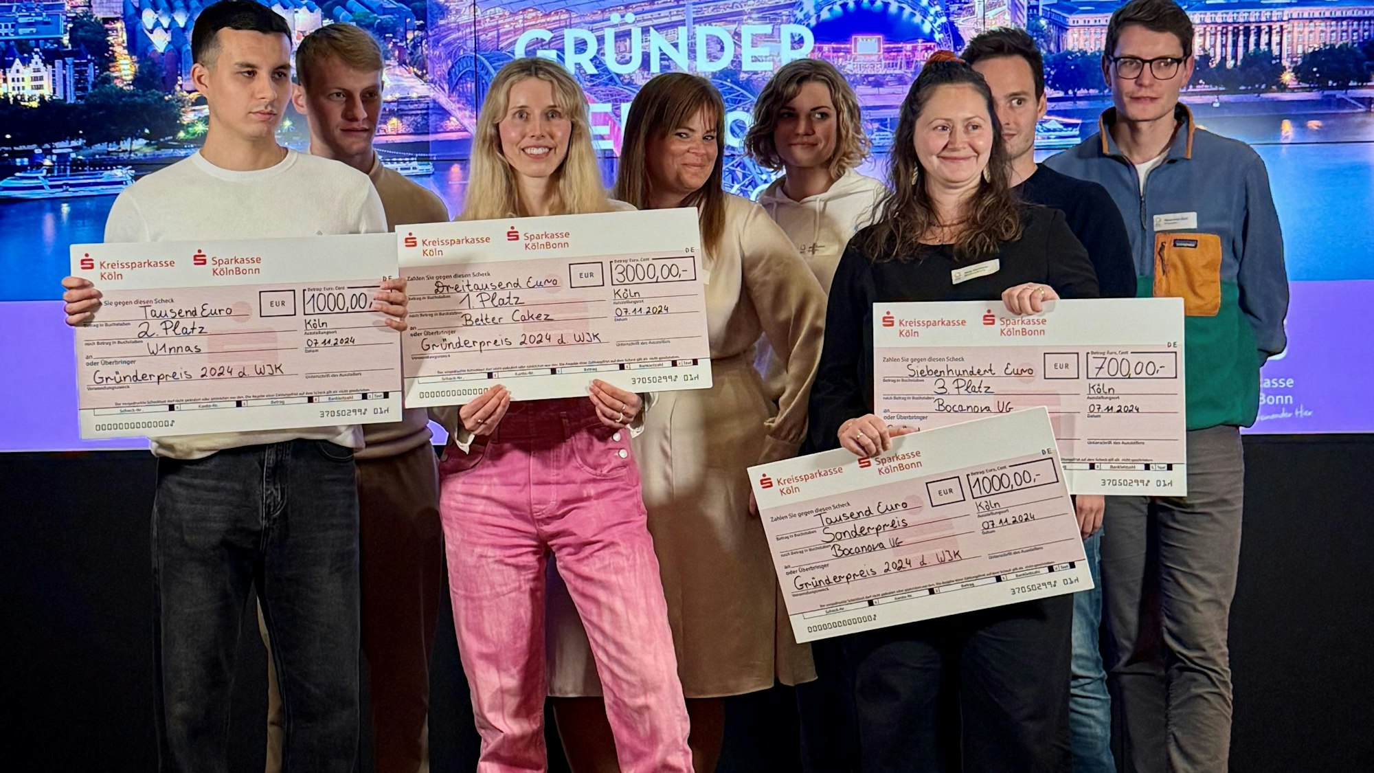 Gründerpreis Köln 2024: Pablo Klüppelberg, Ben Decker, Isabelle Forster, Nathalie Zimmer,  Alina Cartus, Nora Eiermann, Björn Kämper und Maximilian Both (v.l.)