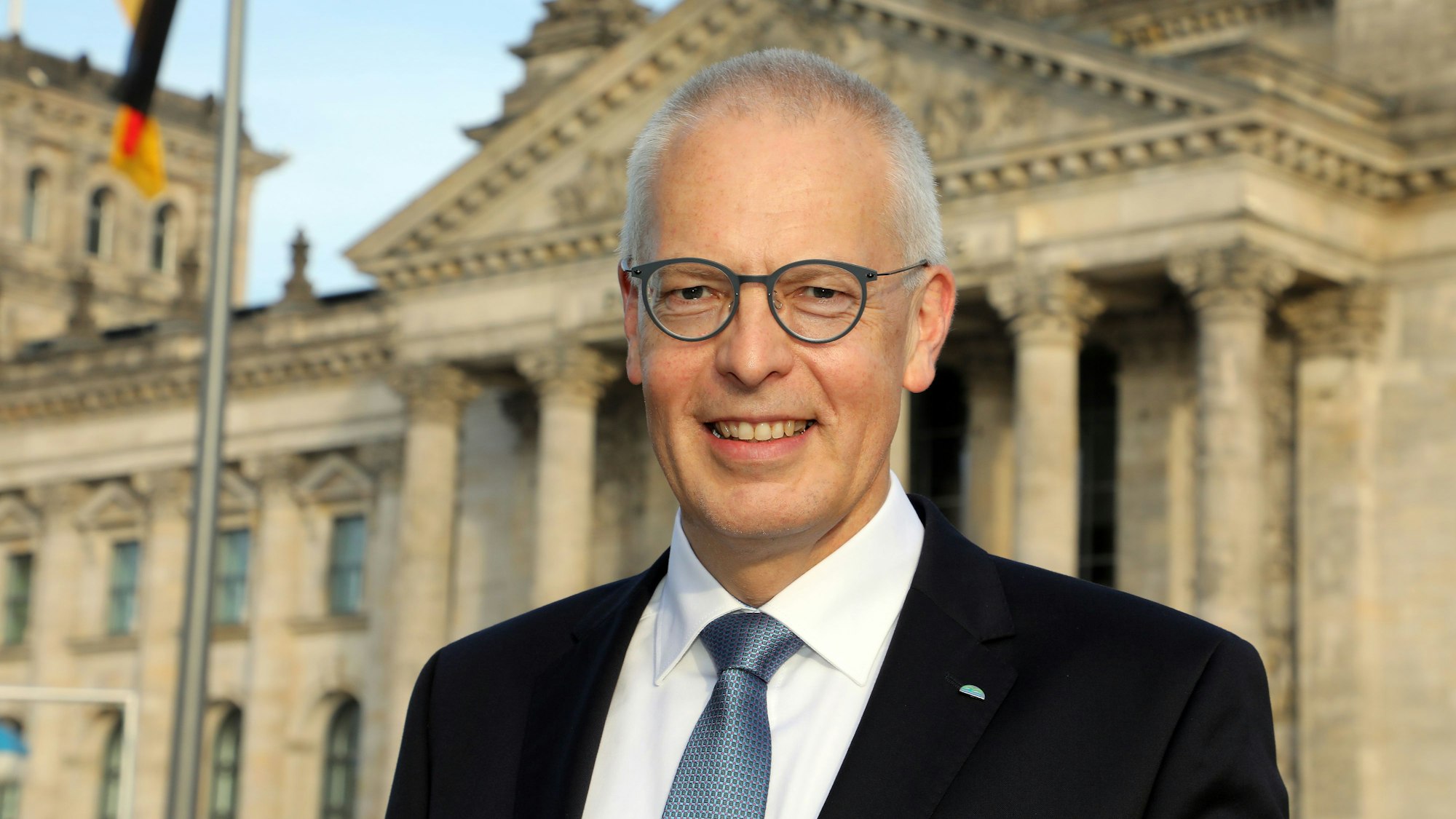 MdB Dr. Hermann-Josef Tebroke (CDU) steht in Berlin vor dem Reichtstag/Bundestag.